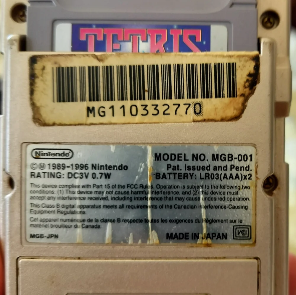 Nintendo Game Boy Pocket Gold MGB-001 With Donkey Kong Land & Tetris.